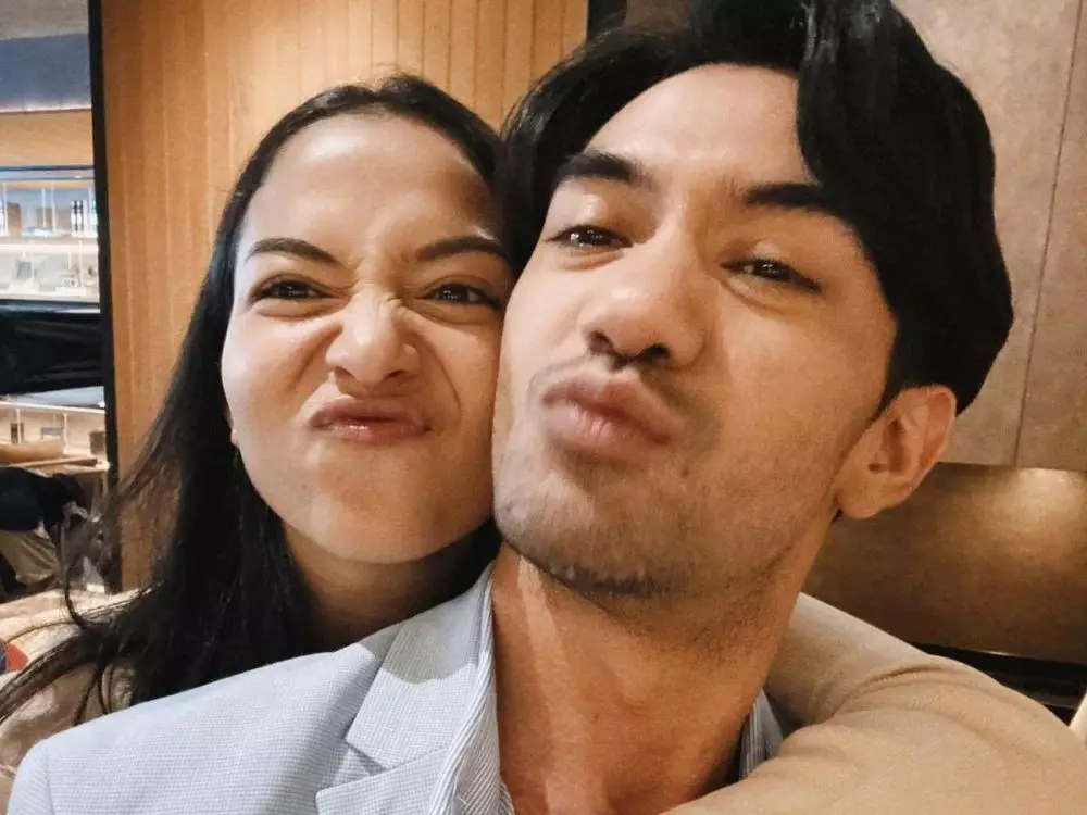 Potret kebersamaan Reza Rahadian dan Putri Marino di luar syuting Berbagai sumber  Potret kebersamaan Reza Rahadian dan Putri Marino di luar syuting Berbagai sumber