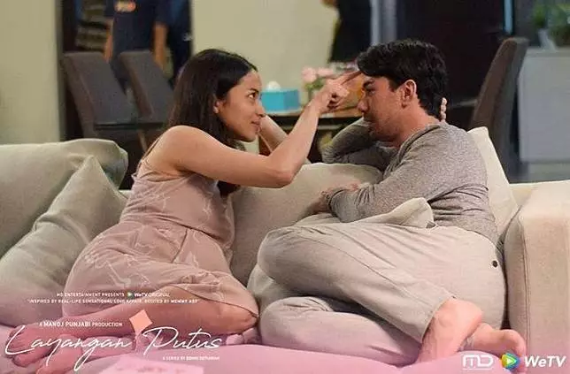 Potret kebersamaan Reza Rahadian dan Putri Marino di luar syuting Berbagai sumber  Potret kebersamaan Reza Rahadian dan Putri Marino di luar syuting Berbagai sumber