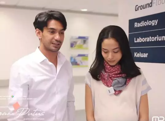 Potret kebersamaan Reza Rahadian dan Putri Marino di luar syuting Berbagai sumber  Potret kebersamaan Reza Rahadian dan Putri Marino di luar syuting Berbagai sumber