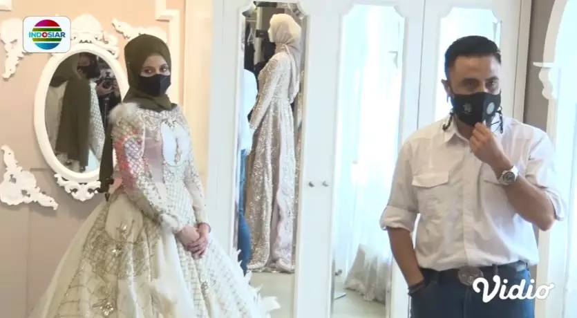 Kisah perjalanan cinta Rizal Djibran dan Sarah © berbagai sumber