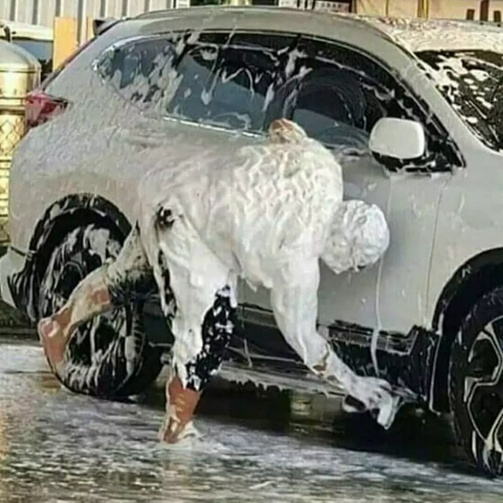 orang bersihkan kendaraan © berbagai sumber