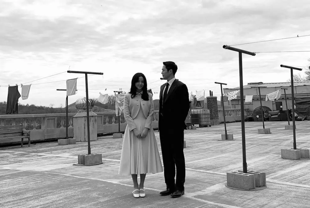 Potret akrab Jisoo Blackpink dan Jung Hae-in © berbagai sumber Potret akrab Jisoo Blackpink dan Jung Hae-in © berbagai sumber