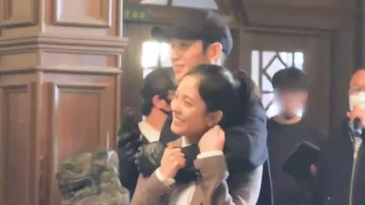 Potret akrab Jisoo Blackpink dan Jung Hae-in © berbagai sumber Potret akrab Jisoo Blackpink dan Jung Hae-in © berbagai sumber