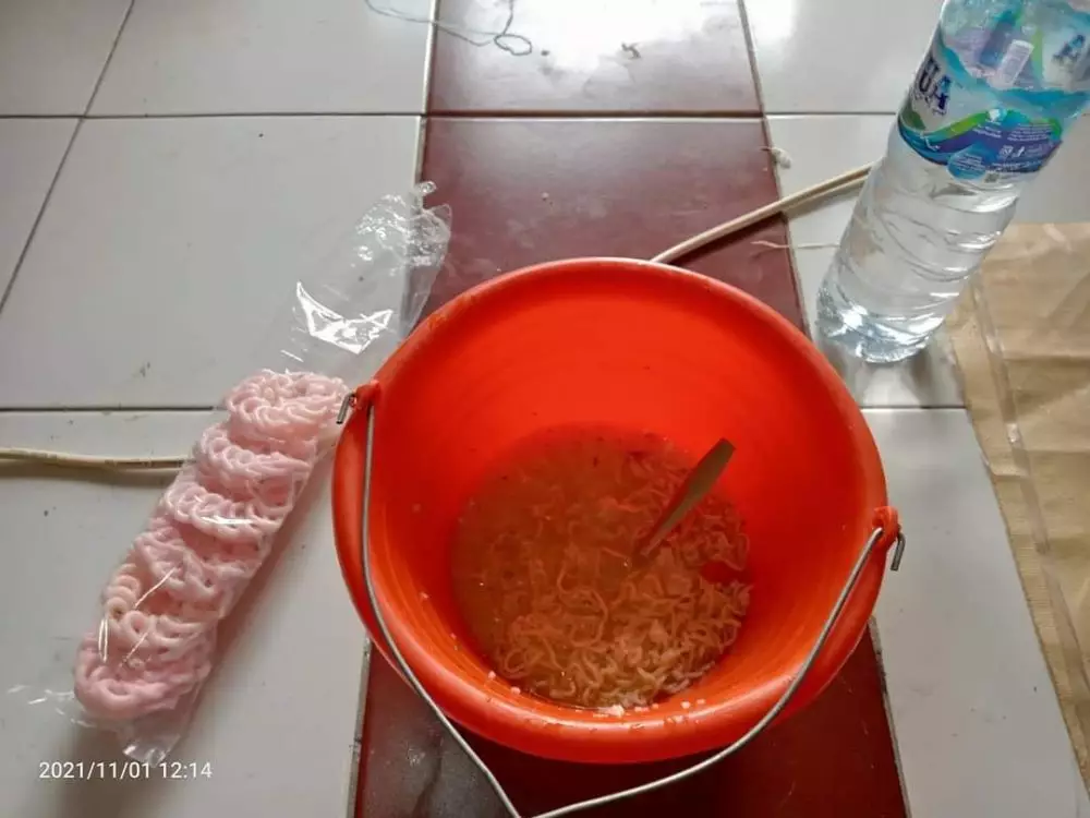 alat makan dari alat bangunan kocak © Instagram