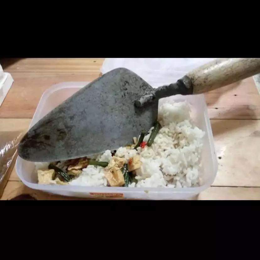 alat makan dari alat bangunan kocak © Instagram