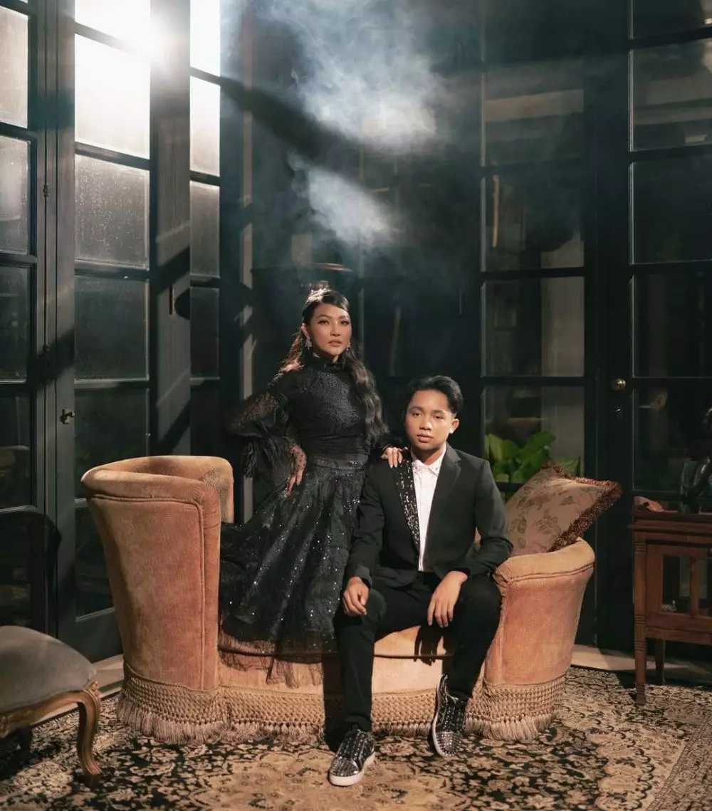 penyanyi duet bareng anak  © 2022 berbagai sumber