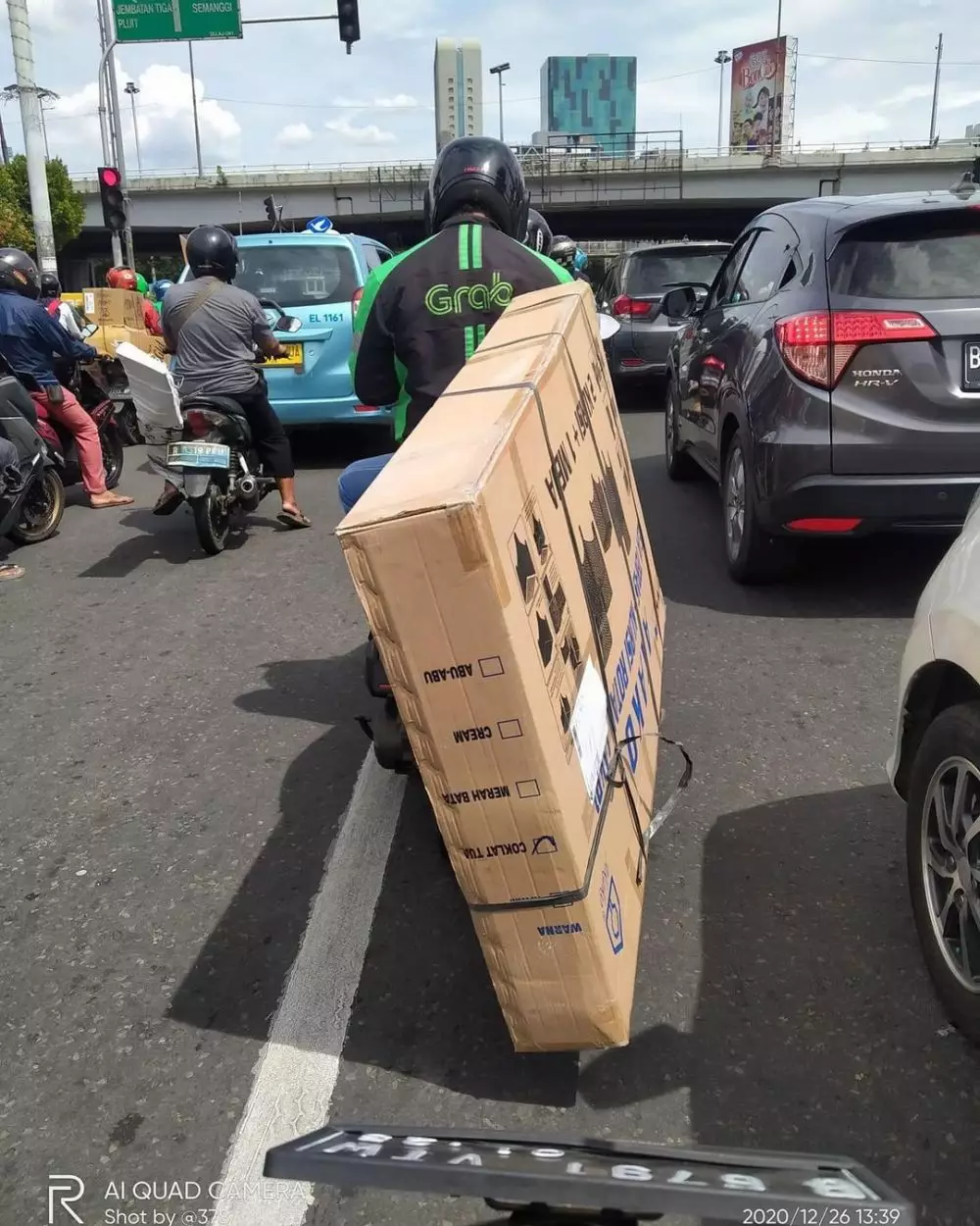 bawaan driver ojek online besar banget © Instagram bawaan driver ojek online besar banget © Instagram