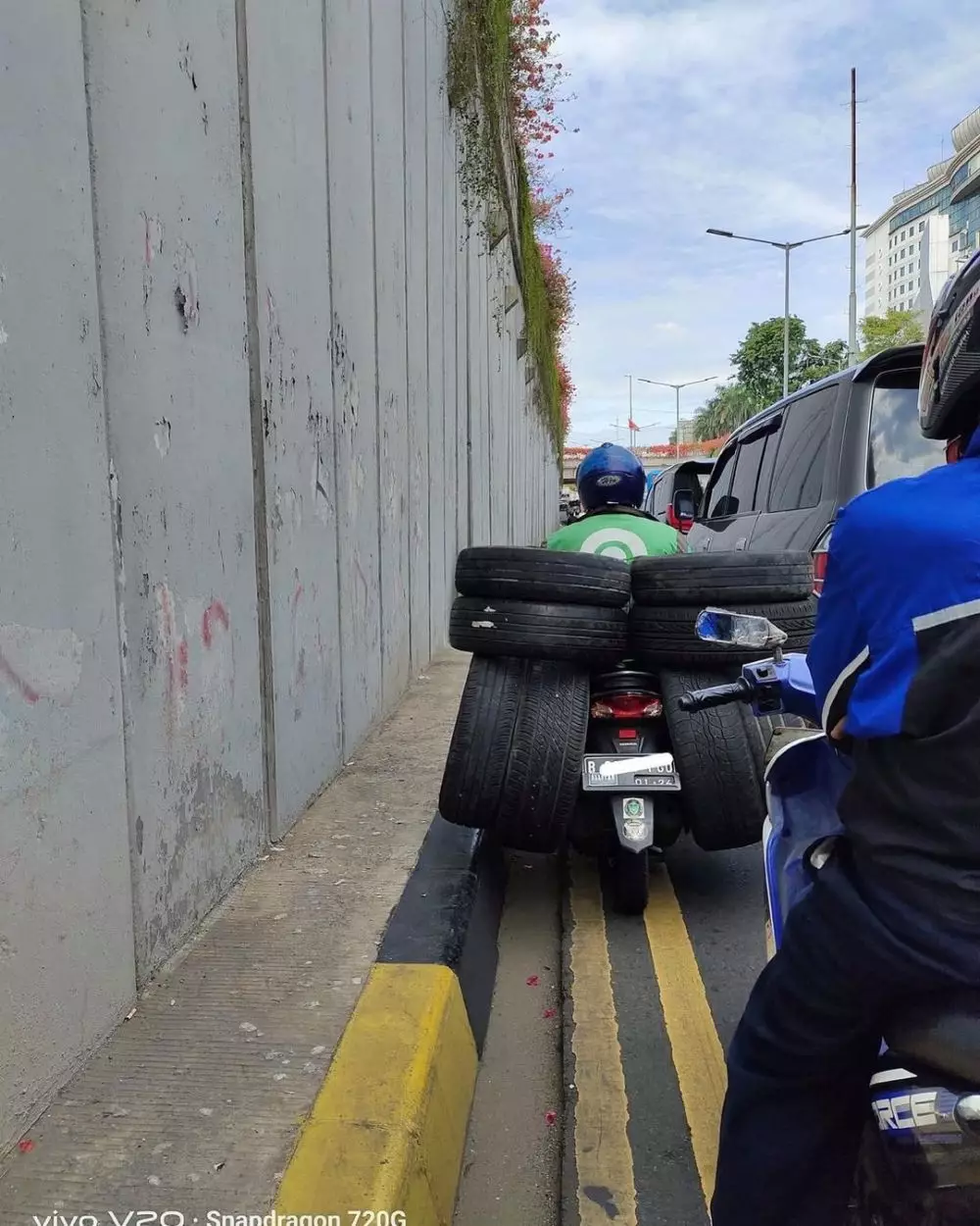 bawaan driver ojek online besar banget © Instagram bawaan driver ojek online besar banget © Instagram
