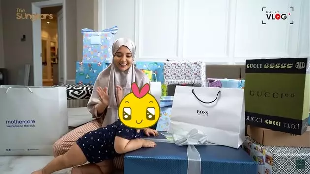 Momen Zaskia Sungkar buka kado akikah anak © YouTube Momen Zaskia Sungkar buka kado akikah anak © YouTube