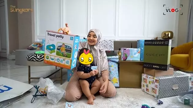 Momen Zaskia Sungkar buka kado akikah anak © YouTube Momen Zaskia Sungkar buka kado akikah anak © YouTube
