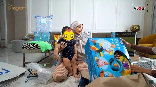 Momen Zaskia Sungkar buka kado akikah anak © YouTube Momen Zaskia Sungkar buka kado akikah anak © YouTube
