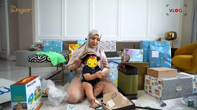 Momen Zaskia Sungkar buka kado akikah anak © YouTube Momen Zaskia Sungkar buka kado akikah anak © YouTube