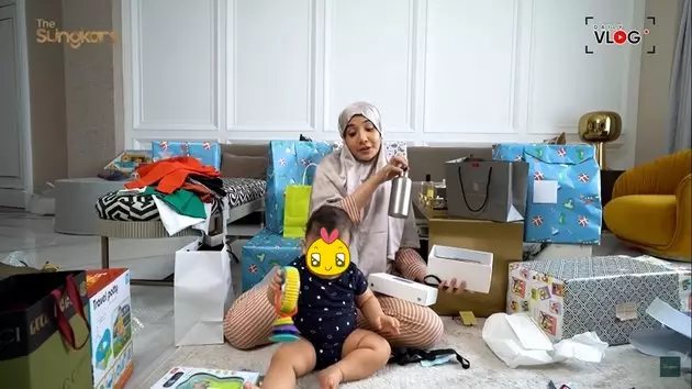 Momen Zaskia Sungkar buka kado akikah anak © YouTube Momen Zaskia Sungkar buka kado akikah anak © YouTube