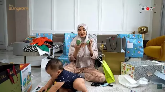 Momen Zaskia Sungkar buka kado akikah anak © YouTube Momen Zaskia Sungkar buka kado akikah anak © YouTube