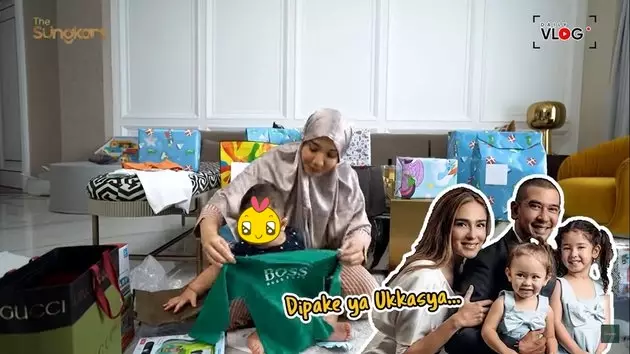 Momen Zaskia Sungkar buka kado akikah anak © YouTube Momen Zaskia Sungkar buka kado akikah anak © YouTube