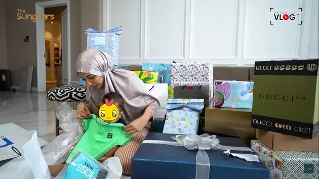 Momen Zaskia Sungkar buka kado akikah anak © YouTube Momen Zaskia Sungkar buka kado akikah anak © YouTube