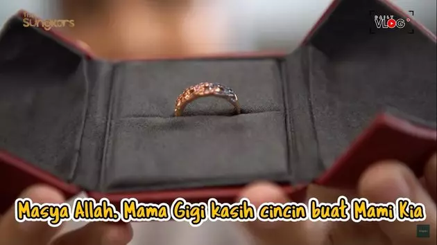 Momen Zaskia Sungkar buka kado akikah anak © YouTube Momen Zaskia Sungkar buka kado akikah anak © YouTube