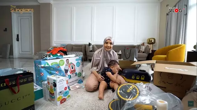 Momen Zaskia Sungkar buka kado akikah anak © YouTube Momen Zaskia Sungkar buka kado akikah anak © YouTube