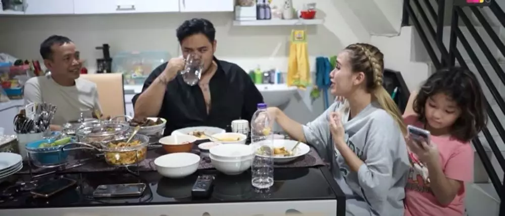 Ivan Gunawan dan keluarga Ayu Ting Ting Berbagai sumber Ivan Gunawan dan keluarga Ayu Ting Ting Berbagai sumber