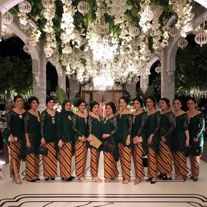 Gaya seleb jadi bridesmaid saat hamil © berbagai sumber Gaya seleb jadi bridesmaid saat hamil © berbagai sumber