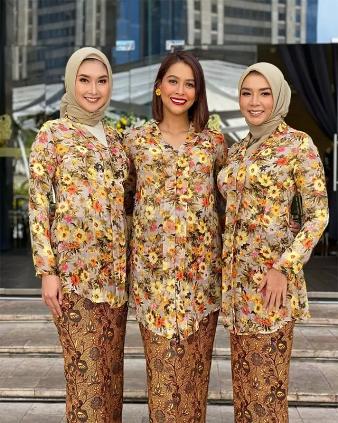 Gaya seleb jadi bridesmaid saat hamil © berbagai sumber Gaya seleb jadi bridesmaid saat hamil © berbagai sumber