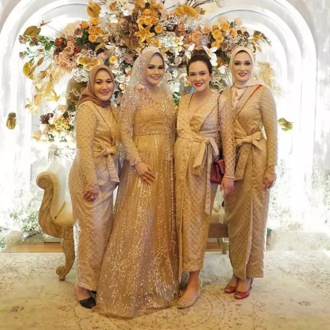 Gaya seleb jadi bridesmaid saat hamil © berbagai sumber Gaya seleb jadi bridesmaid saat hamil © berbagai sumber