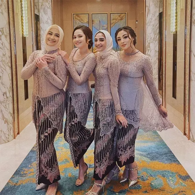 Gaya seleb jadi bridesmaid saat hamil © berbagai sumber Gaya seleb jadi bridesmaid saat hamil © berbagai sumber