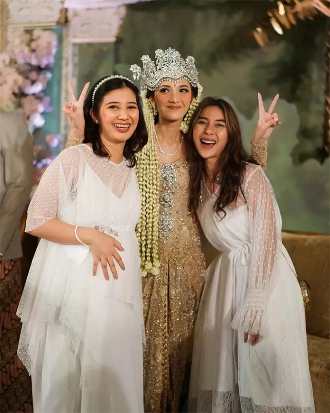 Gaya seleb jadi bridesmaid saat hamil © berbagai sumber Gaya seleb jadi bridesmaid saat hamil © berbagai sumber