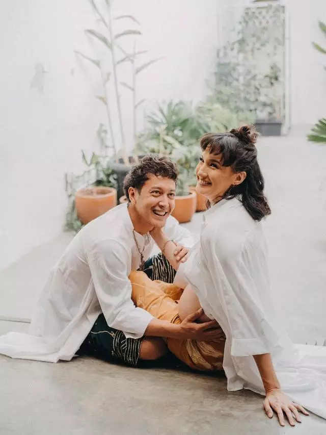 Gaya maternity shoot Nadine Chandrawinata & suami © berbagai sumber