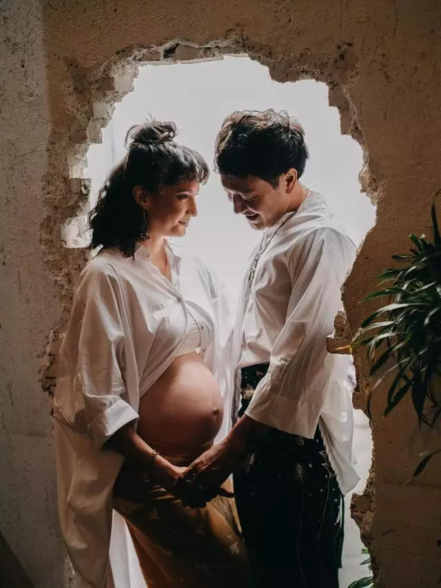 Gaya maternity shoot Nadine Chandrawinata & suami © berbagai sumber
