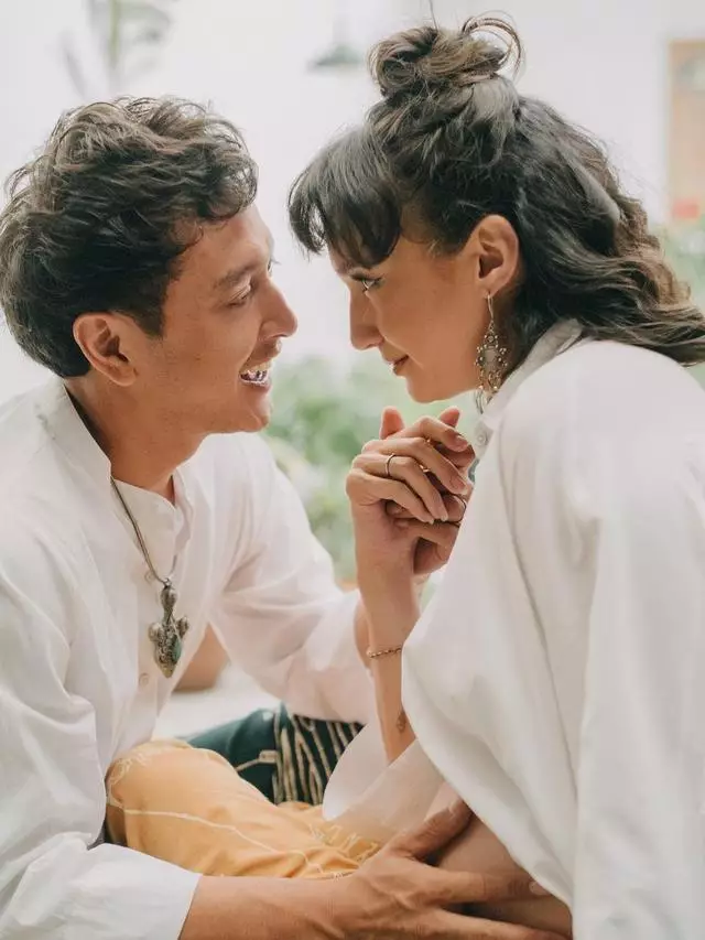 Gaya maternity shoot Nadine Chandrawinata & suami © berbagai sumber