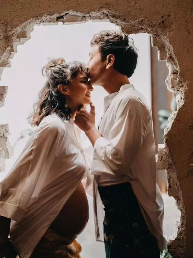 Gaya maternity shoot Nadine Chandrawinata & suami © berbagai sumber