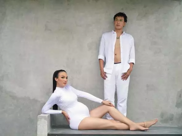 Gaya maternity shoot Nadine Chandrawinata & suami © berbagai sumber