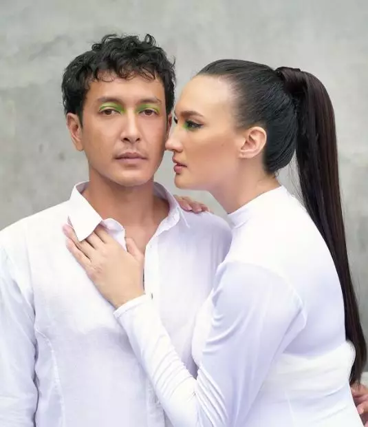 Gaya maternity shoot Nadine Chandrawinata & suami © berbagai sumber