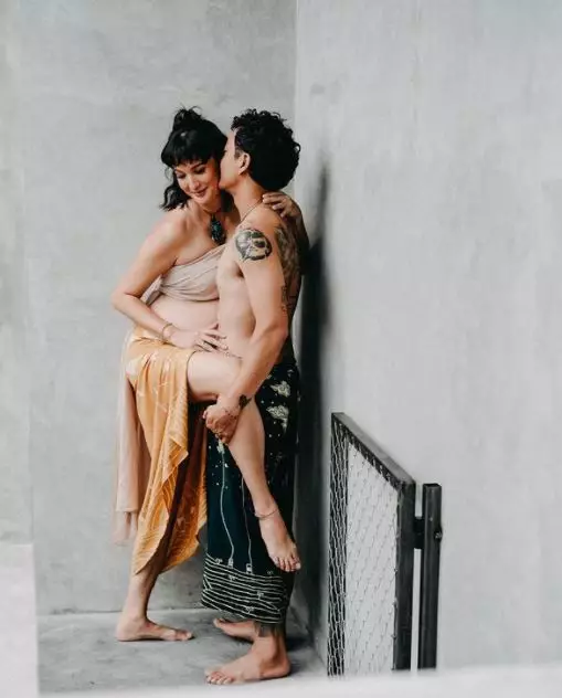 Gaya maternity shoot Nadine Chandrawinata & suami © berbagai sumber
