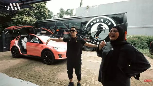 Atta beri mobil Tesla untuk baby A © berbagai sumber