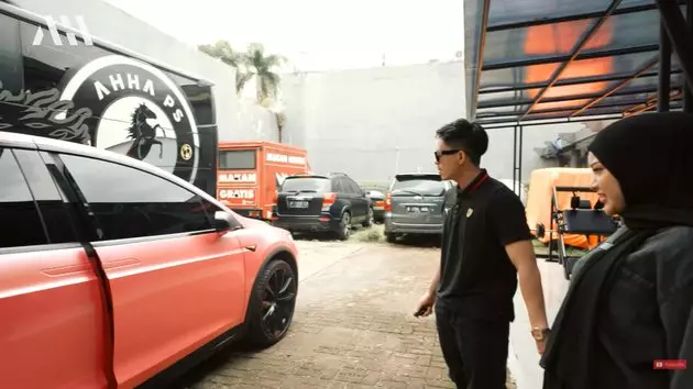 Atta beri mobil Tesla untuk baby A © berbagai sumber