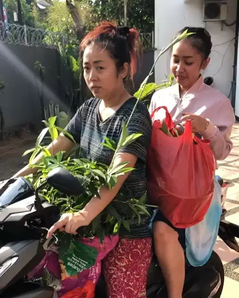 gaya keseharian soimah © berbagai sumber gaya keseharian soimah © berbagai sumber