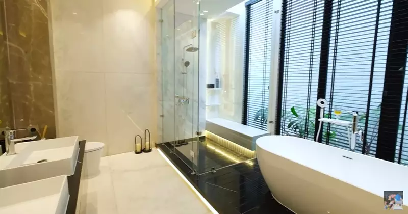 potret kamar mandi mewah di rumah Titi Kamal © YouTube