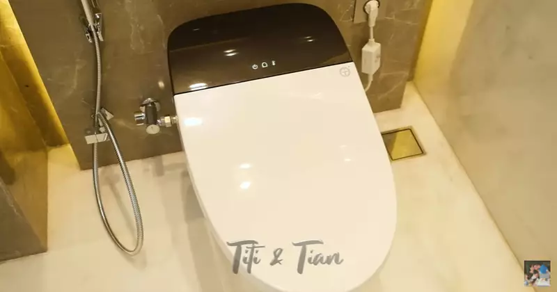 potret kamar mandi mewah di rumah Titi Kamal © YouTube
