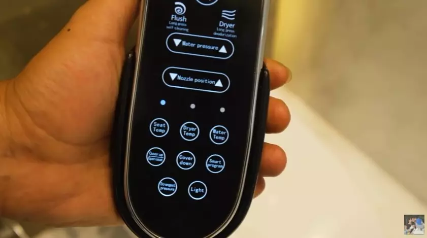 potret kamar mandi mewah di rumah Titi Kamal © YouTube