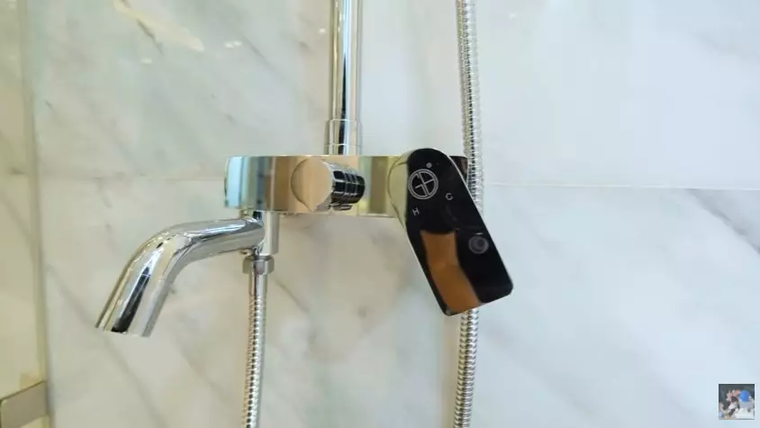 potret kamar mandi mewah di rumah Titi Kamal © YouTube