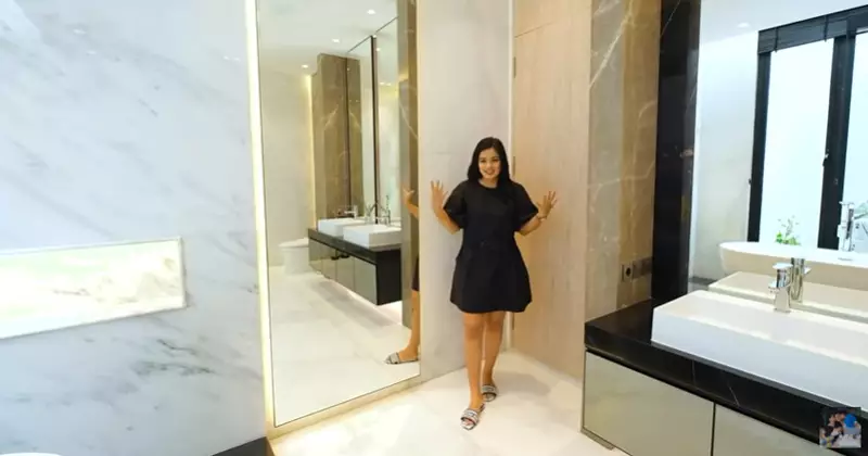 potret kamar mandi mewah di rumah Titi Kamal © YouTube