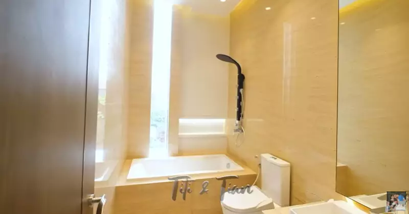 potret kamar mandi mewah di rumah Titi Kamal © YouTube