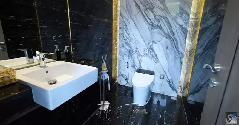 potret kamar mandi mewah di rumah Titi Kamal © YouTube