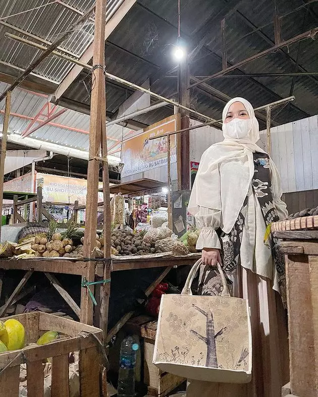 gaya istri pejabat belanja di pasar © instagram