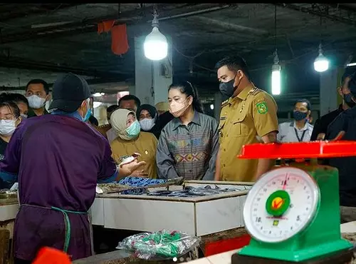 gaya istri pejabat belanja di pasar © instagram
