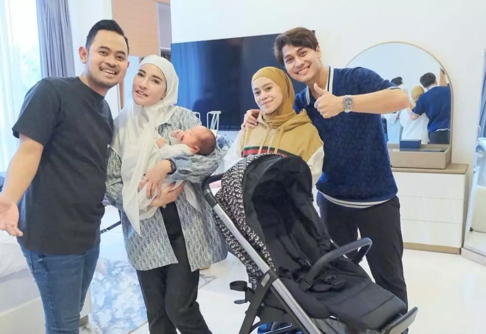 Anak Lesty Kejora dapat kado dari Juragan99 © berbagai sumber Anak Lesty Kejora dapat kado dari Juragan99 © berbagai sumber