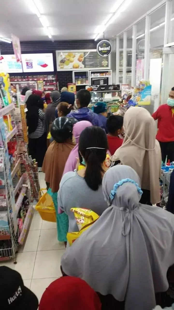 momen berburu minyak goreng © Twitter