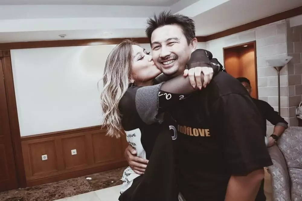 potret kompak Agnez Mo bareng kakak Instagram